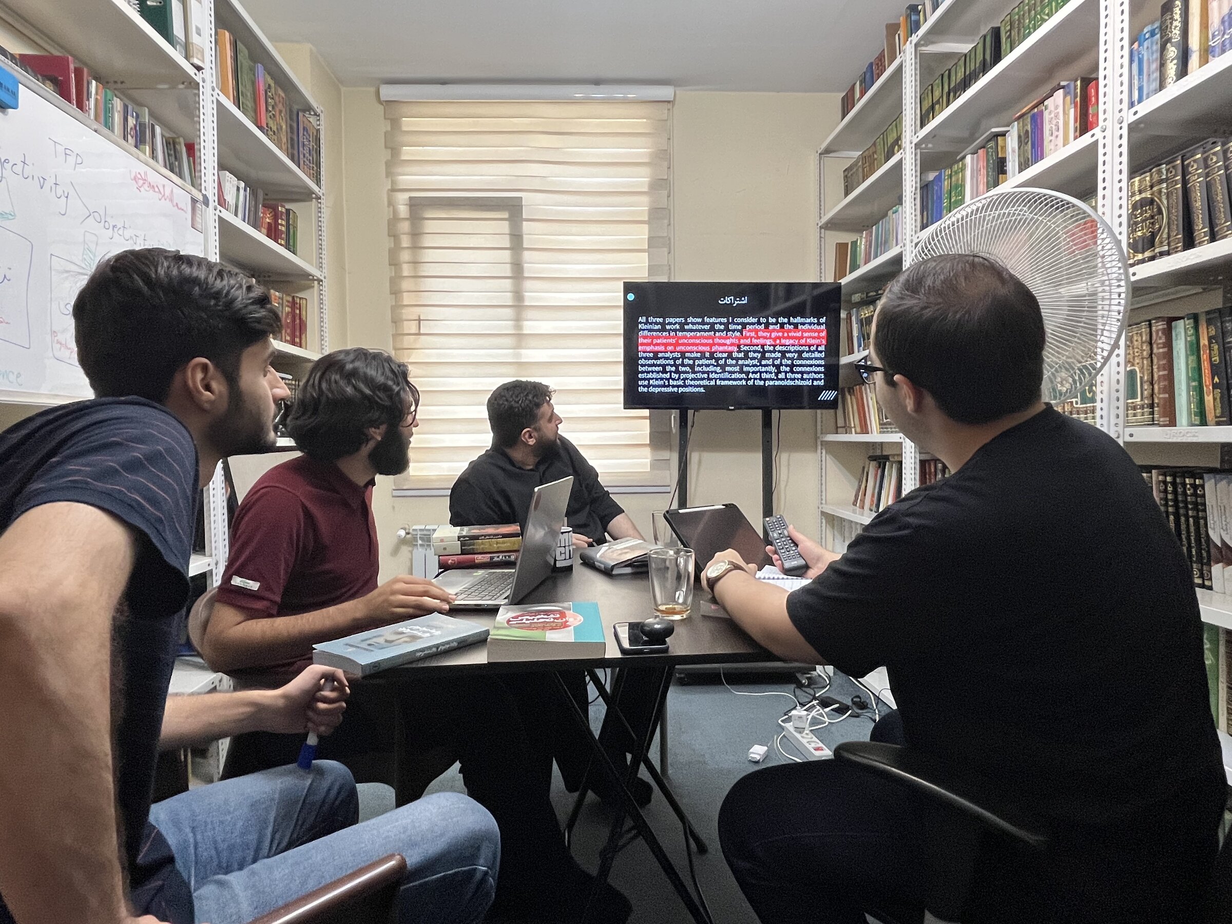 نمونه‌ای از حلقه مطالعاتی کانون انسانیکا